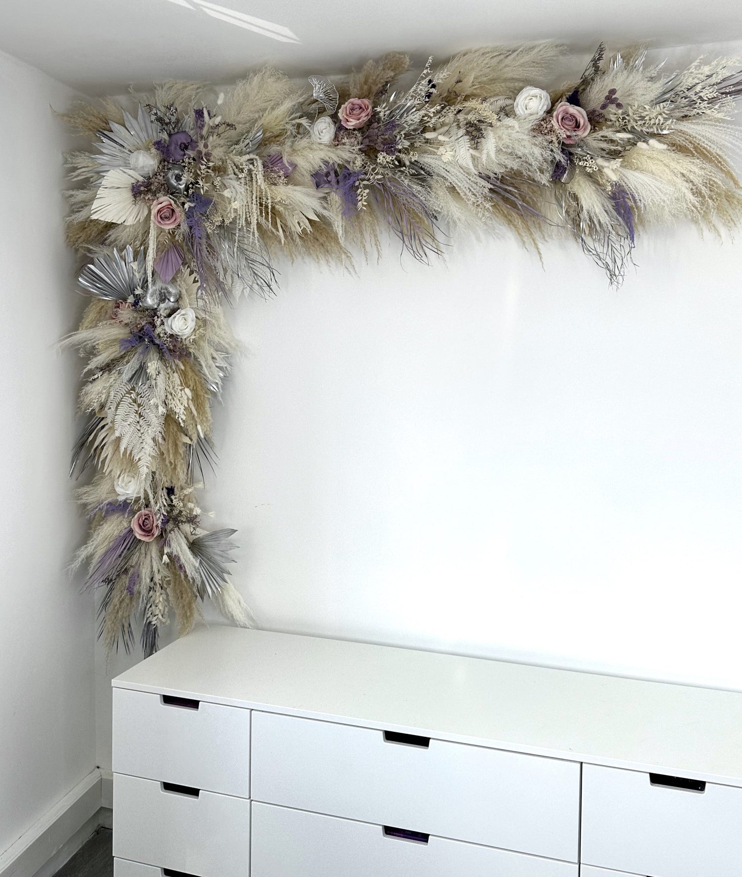 salon pampas wall decor with dried florals
